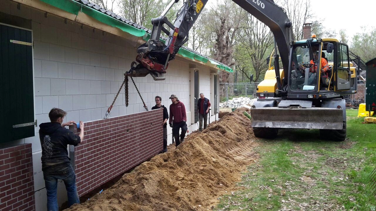 Het trasraam wordt geplaatst