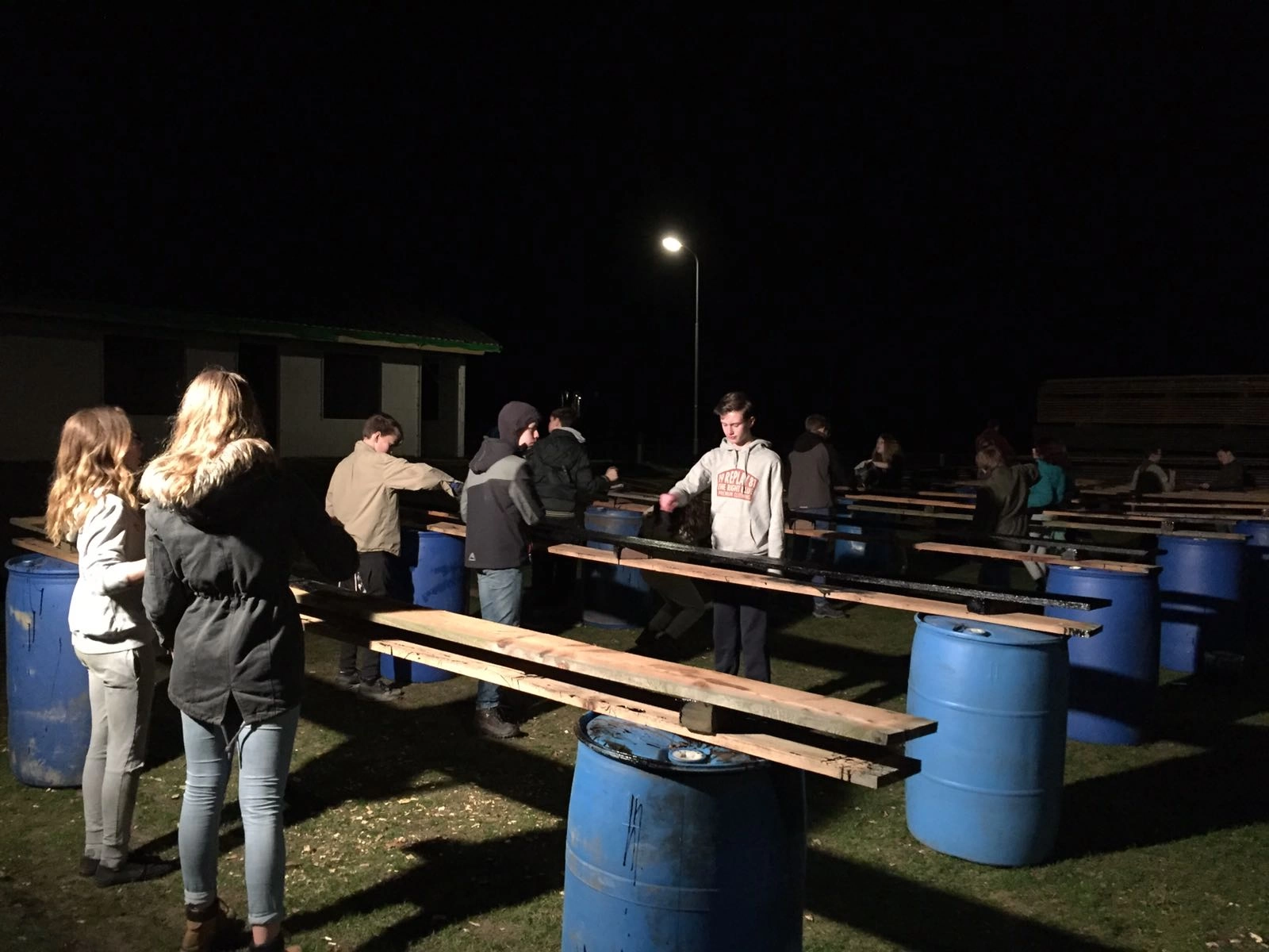 Scouts verven nieuwbouw