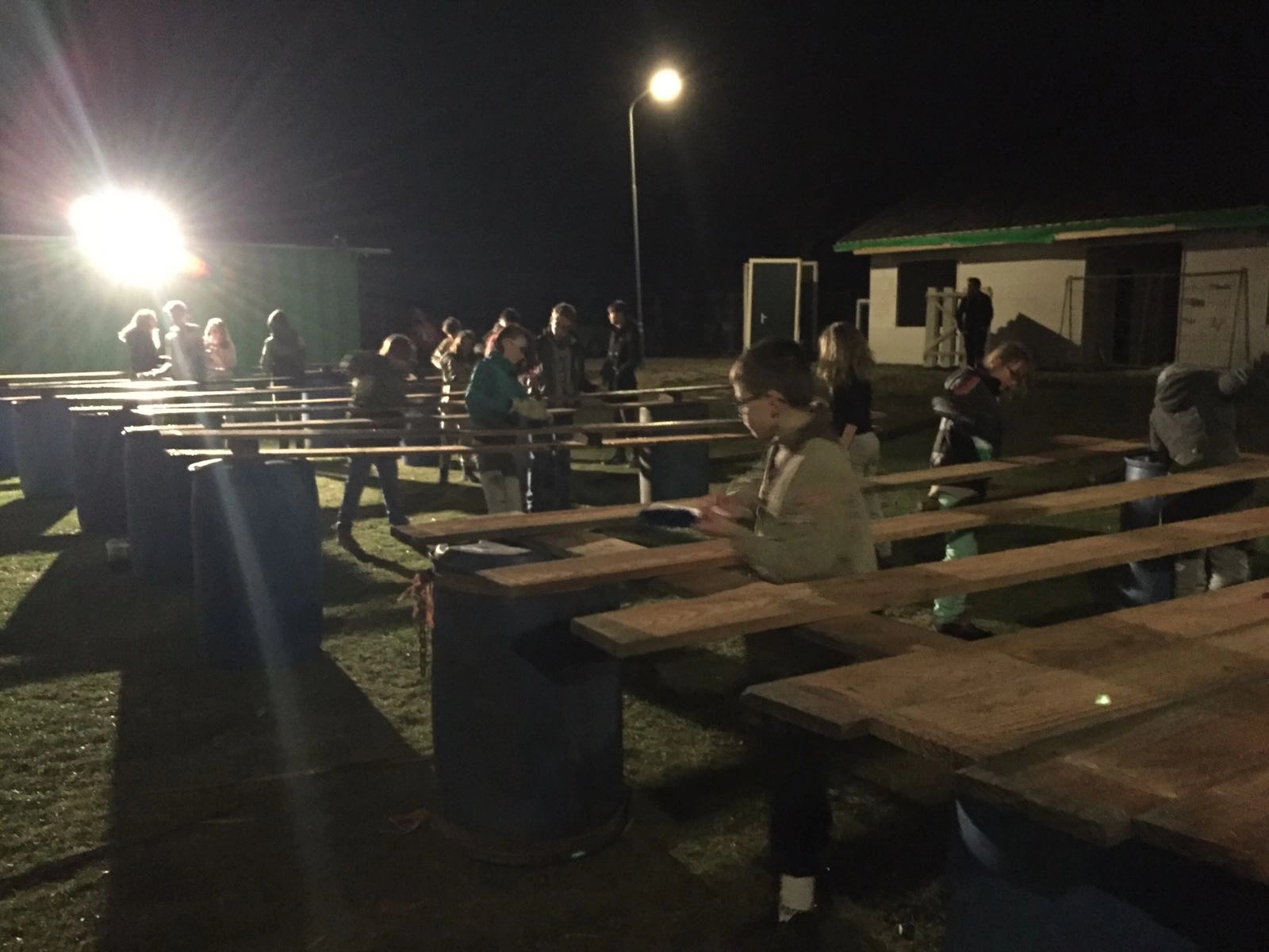 Scouts verven nieuwbouw