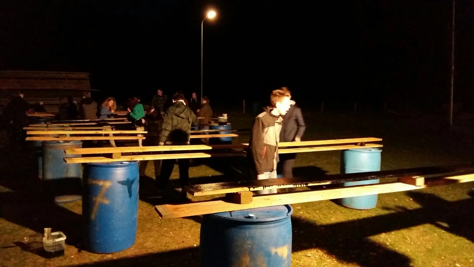 Scouts verven nieuwbouw