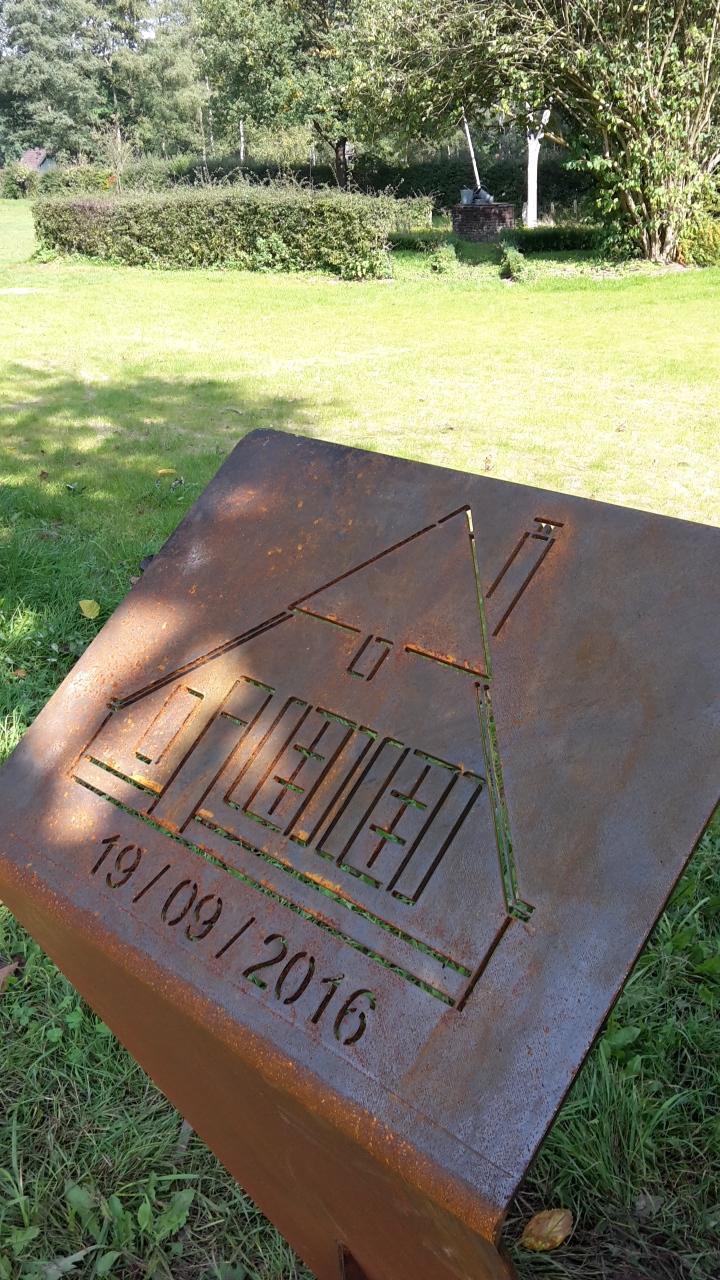 Monument ter nagedachtenis aan de boerderij