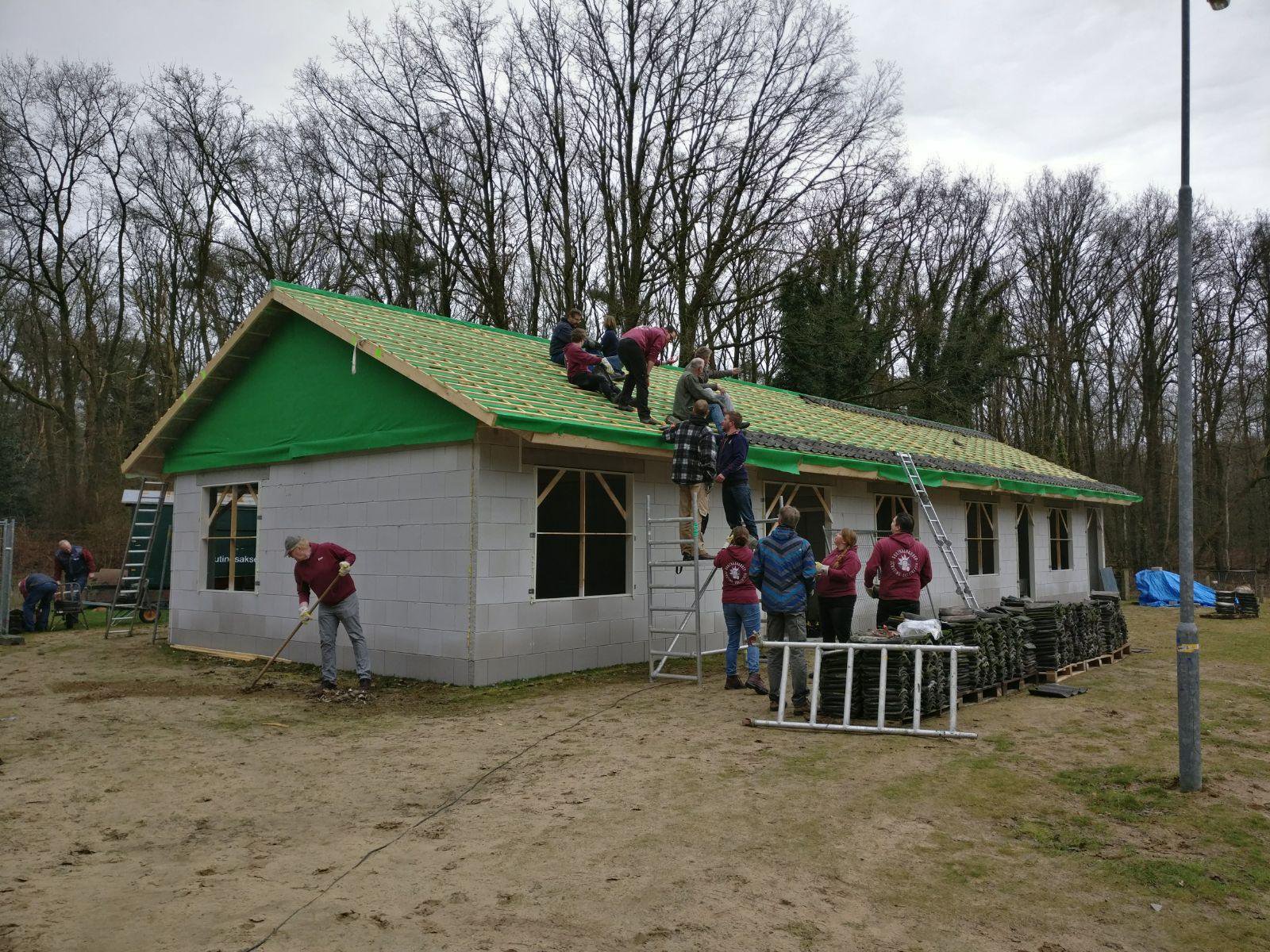 De dakpannen worden gelegd