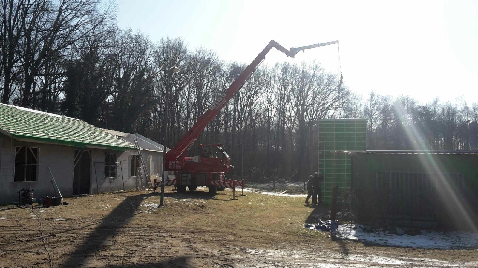 Het dak wordt geplaatst